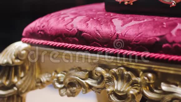 天鹅绒椅子与黄金为皇家婚礼仪式皇帝豪华室视频的预览图