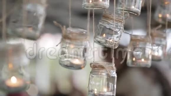 梅森罐子蜡烛挂在树上装饰婚礼视频的预览图