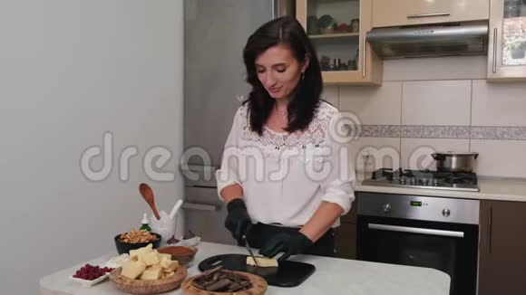 女人正在厨房里切巧克力棒视频的预览图