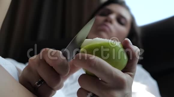 这个女孩在体重上从苹果上剪下一块视频的预览图