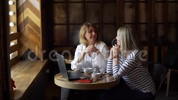 两名女性多层次营销会议视频的预览图