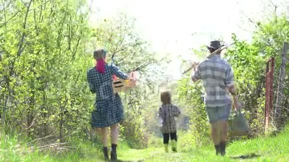 生态农场工人地球日生态概念快乐的农民家庭在春天的田野上玩得很开心乡村生活春天视频的预览图