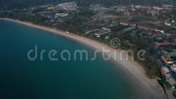 在普吉岛的热带卡马拉海滩地区和安达曼海的空中无人机景观视频的预览图