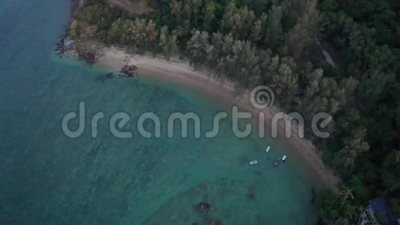 傍晚时分在普吉的热带卡马拉海滩地区可以看到空中无人机视频的预览图