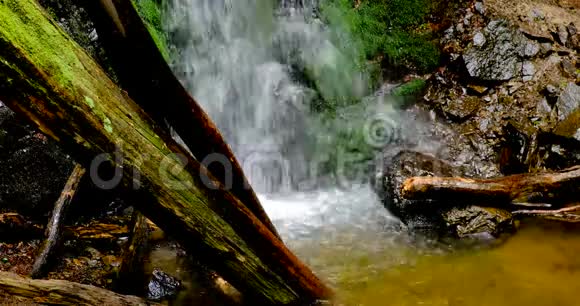 瀑布溅起泉水落下来滴在岩石上视频的预览图