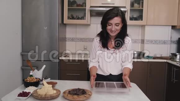 欧洲家庭主妇正拿着巧克力棒做饭视频的预览图