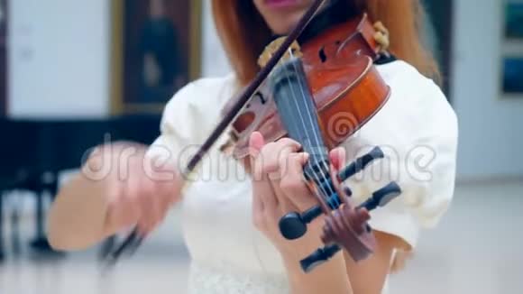 小提琴正由那个女人演奏视频的预览图