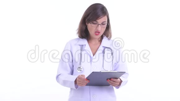 幸福美丽的女医生拿着剪贴板说话视频的预览图