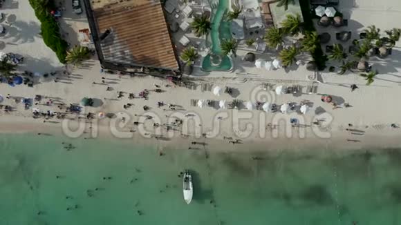 浪涛和游客在海岸度假海滩上漫步视频的预览图