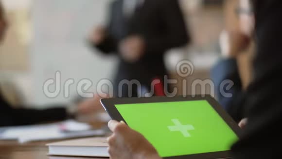 参加工作会议的女孩注意力不集中在重要的工作上看着平板电脑的绿色屏幕发色团视频的预览图