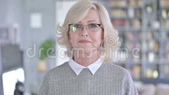 乐观的老女人的画像显示OK标志视频的预览图