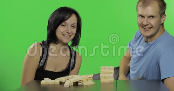 母亲父亲和女儿扮演简加用木块做塔视频的预览图