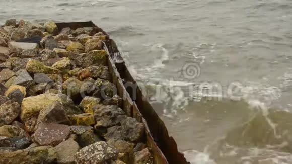 秋江的波浪在一个古老的小码头上折断了视频的预览图