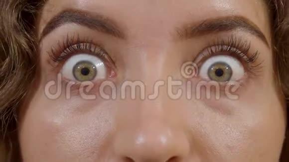 女人睁大眼睛视频的预览图