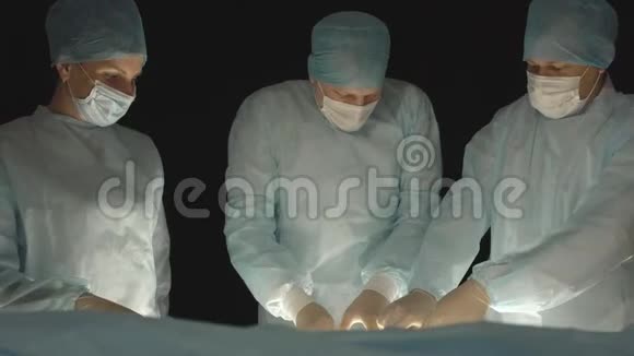 三名外科医生一男一女在手术室做手术切除和移植人体器官切除视频的预览图