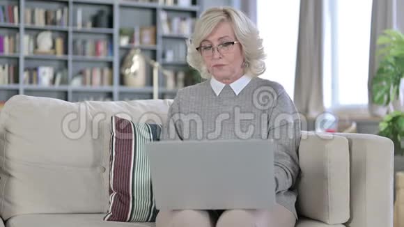 生病的老女人在手提电脑和咳嗽视频的预览图