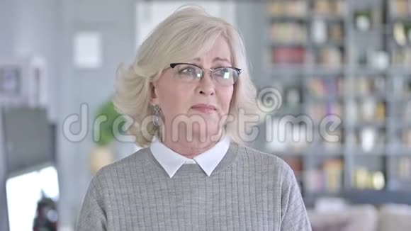愤怒的老女人在镜头前哭泣的肖像视频的预览图
