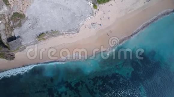 印度尼西亚巴厘岛海滩和海洋的鸟瞰图17视频的预览图