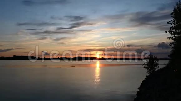 斯洛伐克布拉迪斯拉发库诺沃多瑙河上的日落时间视频的预览图