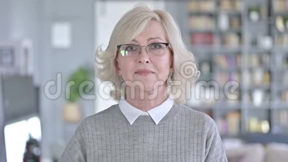 成功的老妇人的画像视频的预览图
