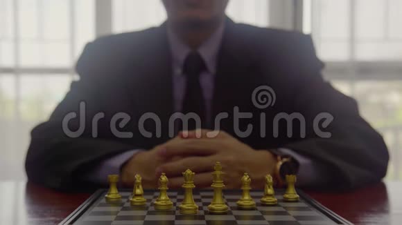 在棋盘背景下一件一件的战斗棋局站在商人的身后面向市场目标的金融投资理念视频的预览图