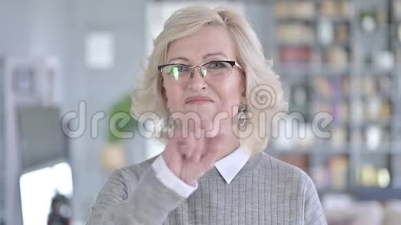 老女人用手指手势说不的肖像视频的预览图