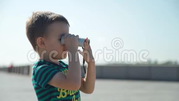 夏天有双筒望远镜的小男孩视频的预览图