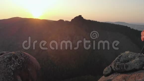 鸟瞰两名游客父亲和他的小孩爬到山顶徒步旅行者看日落视频的预览图