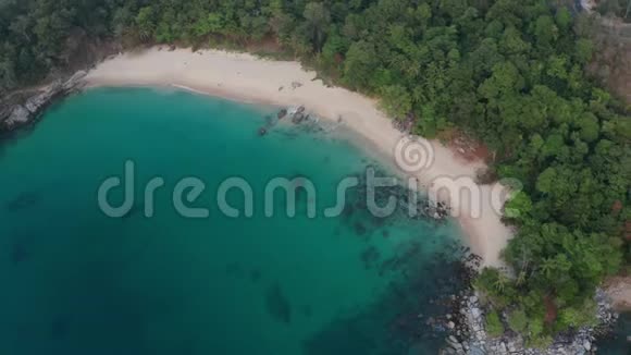 带绿松石海水和岩石的热带空滩的鸟瞰图视频的预览图
