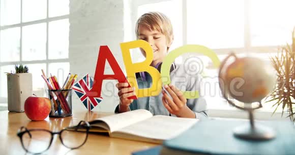男孩拿着英文字母肖像视频的预览图
