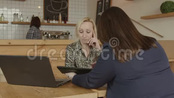 咖啡厅女性财务顾问咨询客户视频的预览图