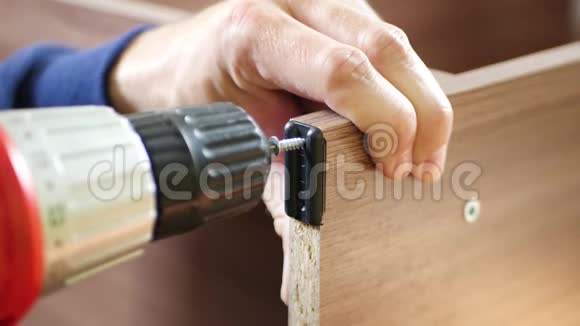 木工师傅用螺丝刀拧螺丝男人收集家具男人工作和爱好视频的预览图