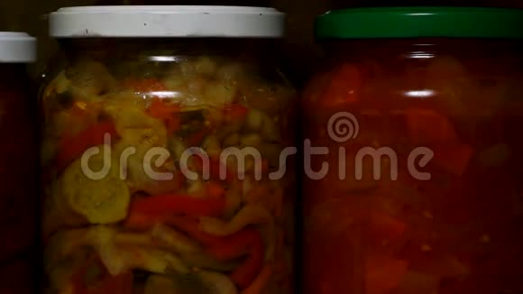 食品库存食品储藏室玻璃罐中的腌制蔬菜视频的预览图
