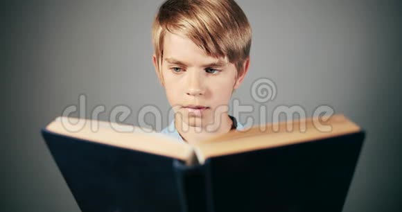 专注的男孩看书孤立视频的预览图