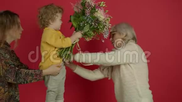 给戴眼镜的老奶奶送花的小孩视频的预览图