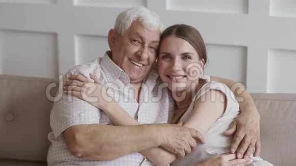 快乐的老父亲和年轻的成年女儿拥抱的画像视频的预览图