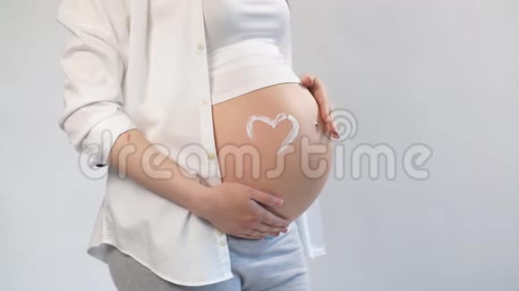 幸福孕妇穿着舒适的家居服视频的预览图