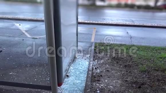 公车站的碎窗玻璃视频的预览图