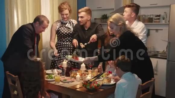 家人和他们的客人在厨房吃喝视频的预览图