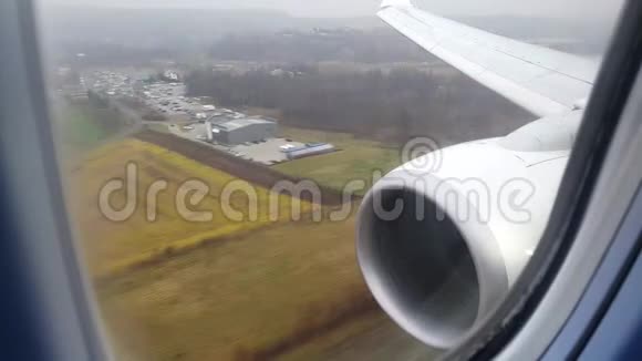 飞机飞越高速公路降落在跑道上视频的预览图