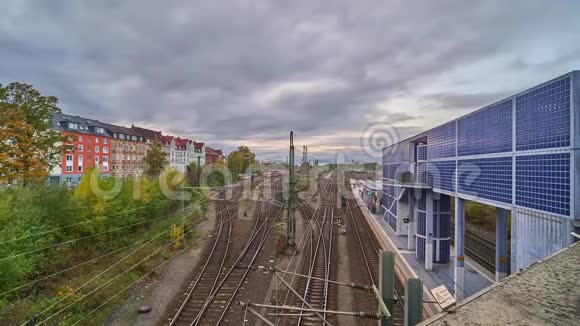 晚上在汉诺威的铁路站台德国时光流逝视频的预览图