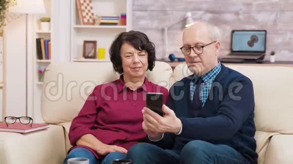 老人和女人用智能手机打视频电话视频的预览图