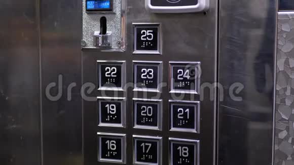 女性手按面板上24层的按钮进入电梯轿厢视频的预览图