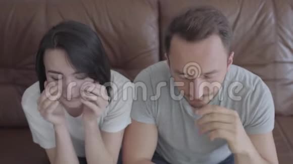 伤心沮丧的男人和女人的肖像可能在争吵之后夫妻关系中的问题视频的预览图