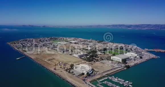 4k无人驾驶飞机鸟瞰金银岛旧金山海湾地区被绿松石蓝色海洋海水海浪相机俯视视频的预览图