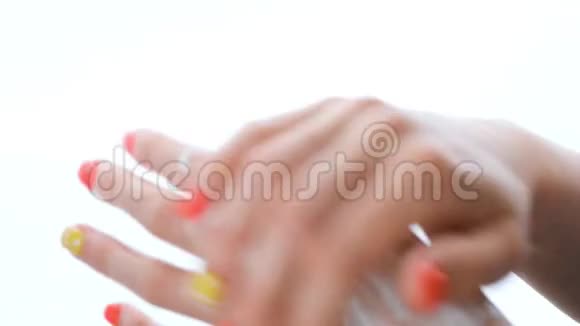 年轻女性用奶油抹手视频的预览图