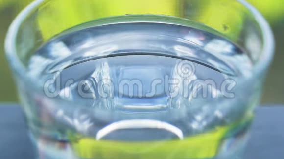 玻璃杯中的水的振动视频的预览图