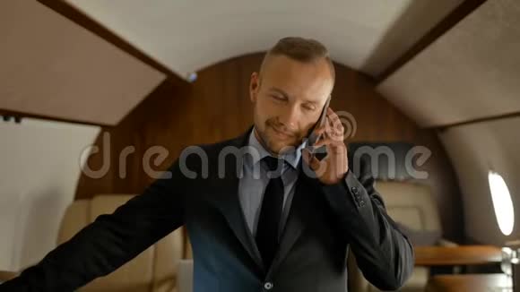 企业家在私人飞机旅行时用手机交谈视频的预览图