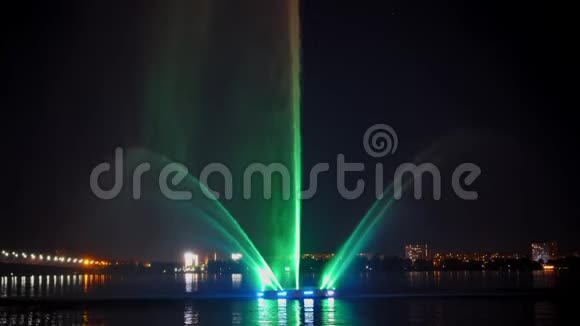 夜河上的城市喷泉闪耀着明亮的灯光视频的预览图