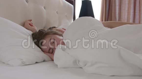 男人拥抱女朋友睡在毯子下视频的预览图